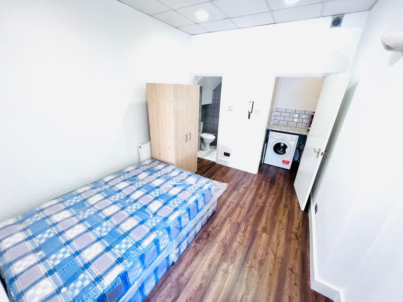 'Studio W Private Entrance Golders Green' Room to Rent from SpareRoom