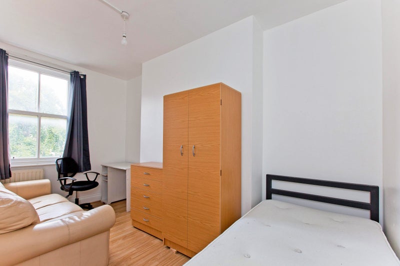 'Aldgate Single Rooms To Rent (Zone 1) City' Room to Rent from SpareRoom