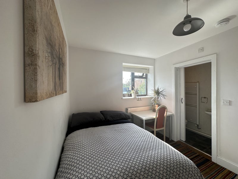 'Ensuite double bedroom Cranfield village MK43 0BJ' Room to Rent from