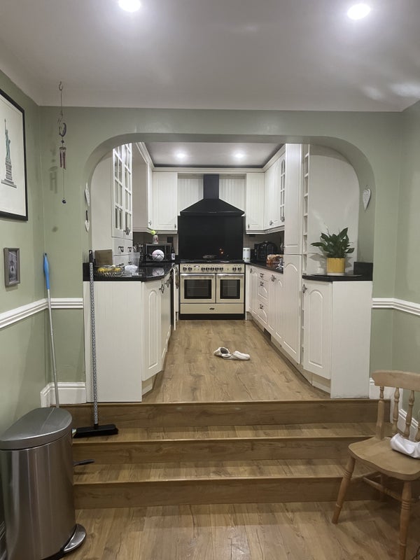 Photo 1: Kitchen 