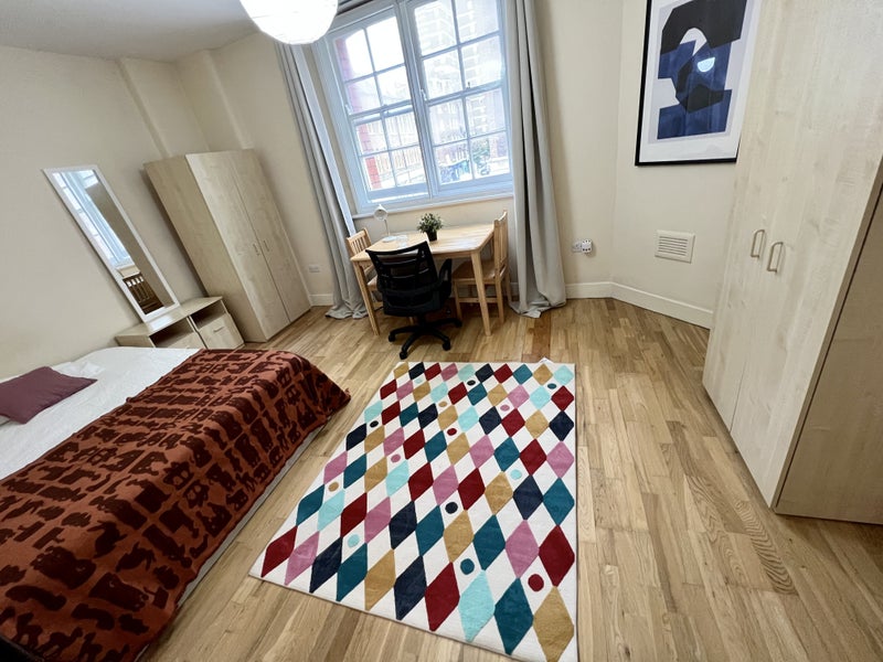 'Great opportunityNOWshare with 2 girls7m Euston' Room to Rent from