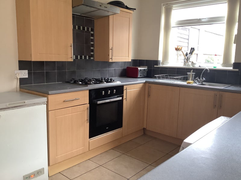 Photo 6: Kitchen