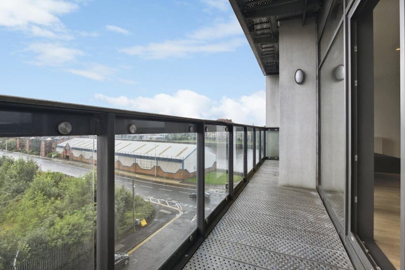 View of 'Beautiful Ensuite room in the best of westend.' Room to Rent from ...