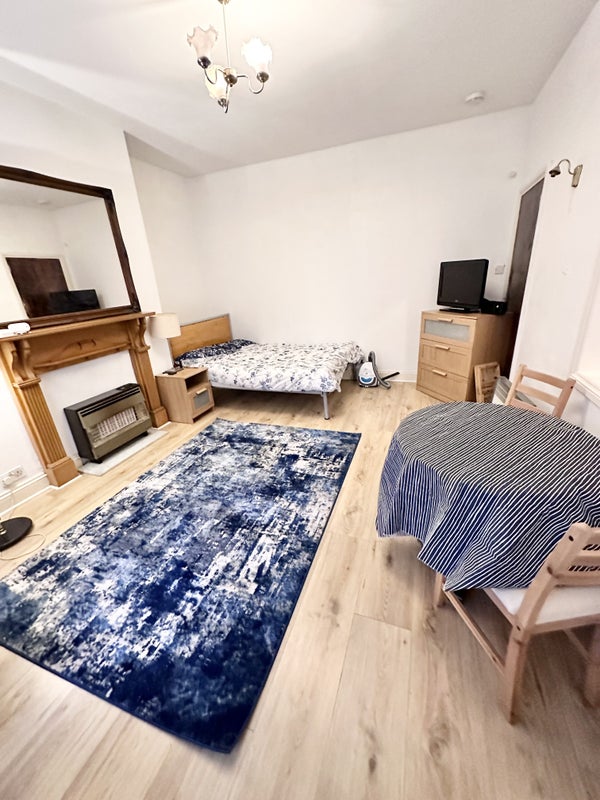 'Very Spacious Basement Studio Flat Earls Court' Room to Rent from SpareRoom