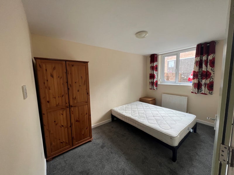 'Double Room Redhill Town Centre' Room to Rent from SpareRoom