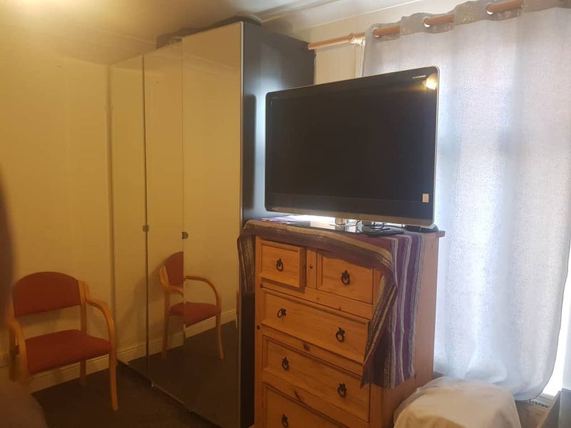 'Large room central Romford' Room to Rent from SpareRoom