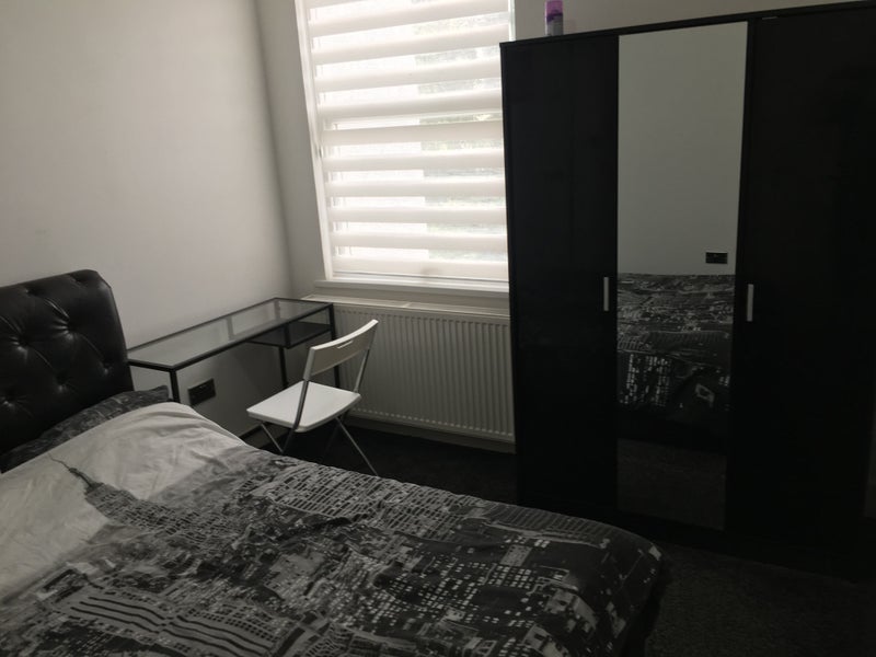 'EnSuite Bedroom 1 min from Borehamwood Station' Room to Rent from