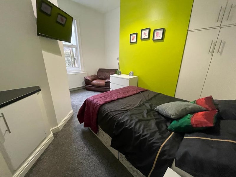 'Professional, friendly house share' Room to Rent from SpareRoom