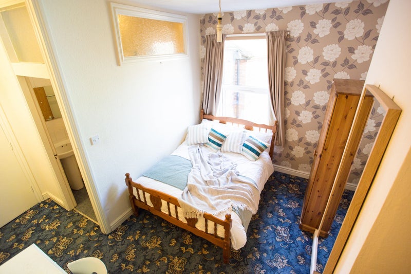 Photo 1: Room with en-suite - Now with a new cream carpet 