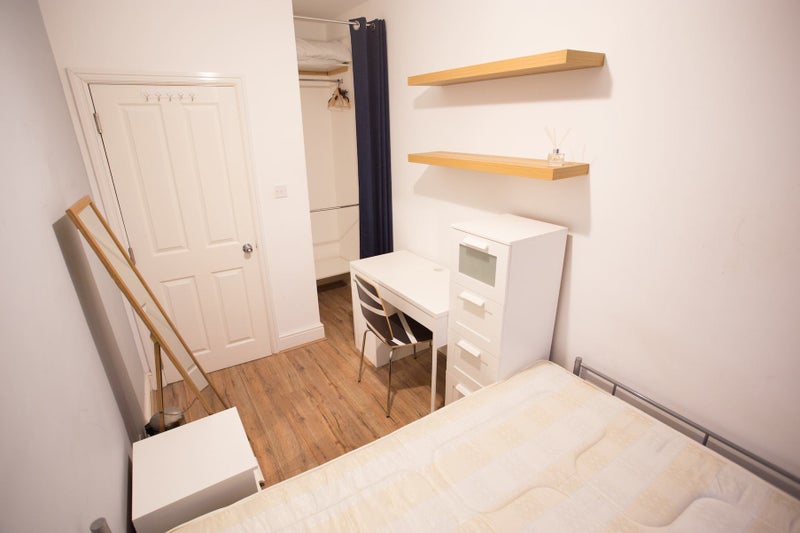 Photo 1: Room available 