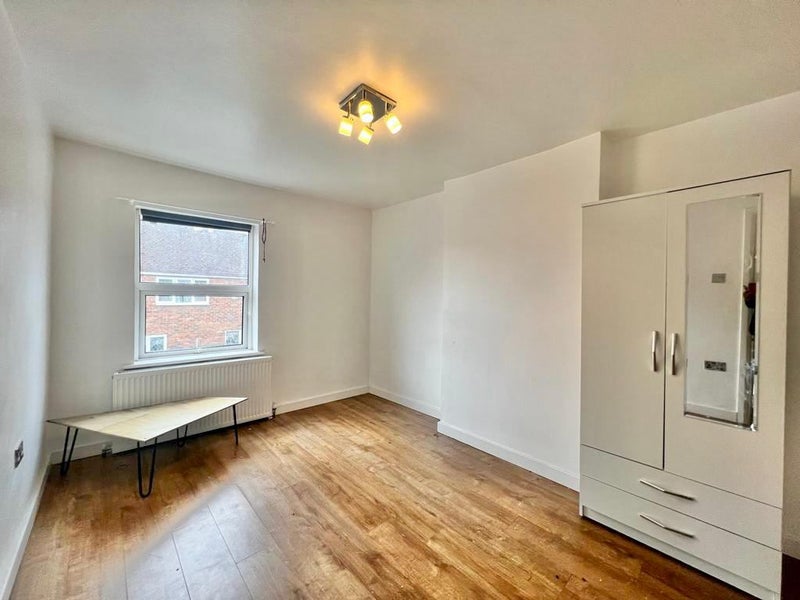 'Double Room + Near Milton Keynes + Bills included' Room to Rent from