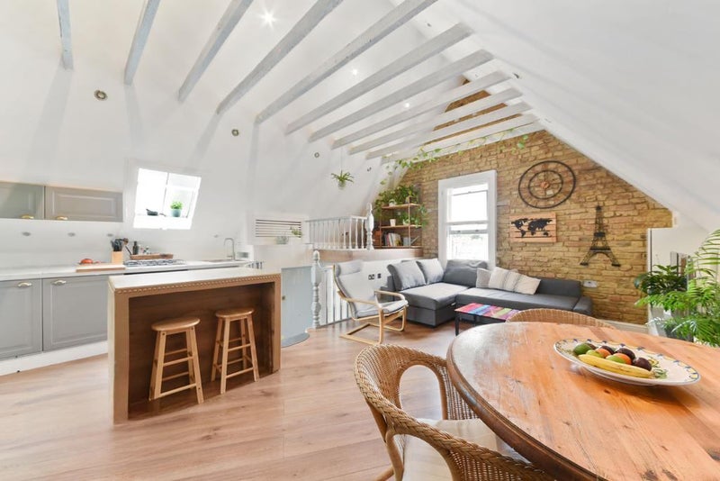 Photo 1: Living room (2)