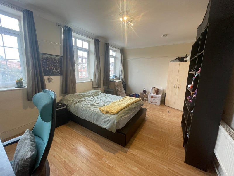 'Five bedrooms to rent Hendon Central' Room to Rent from SpareRoom