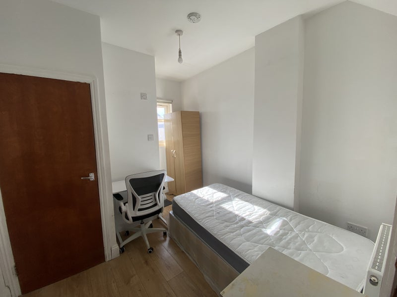 'En suite room close to Gants Hill Station' Room to Rent from SpareRoom