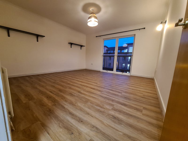 '3bed, 2 bathroom West End Flat w/ private parking' Room to Rent from