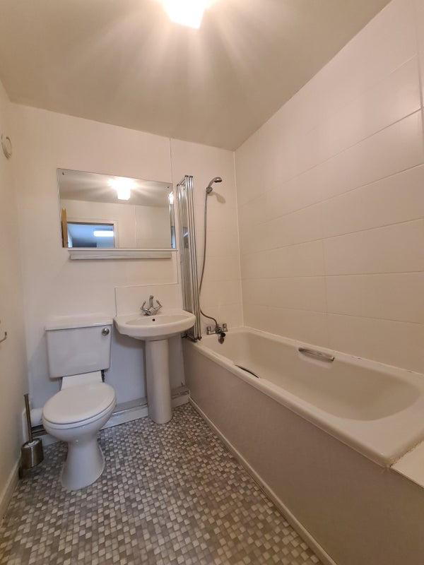 '3bed, 2 bathroom West End Flat w/ private parking' Room to Rent from SpareRoom