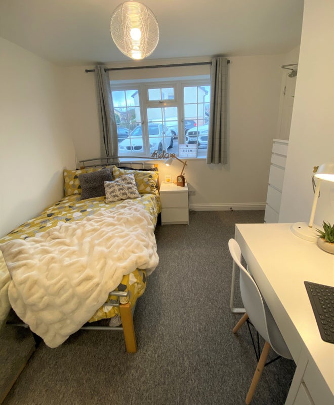 'Light, Bright Double Ensuite Room' Room to Rent from SpareRoom