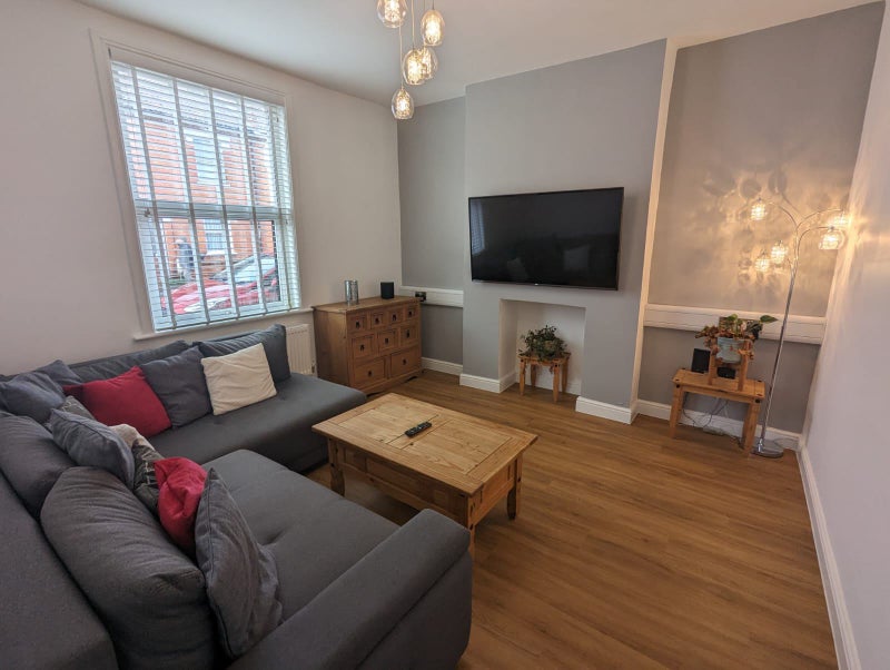 Photo 1: Lounge 