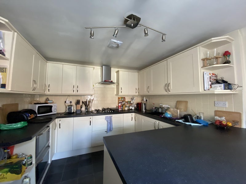 'Flatmate wanted for 4bed tenancy in Limpsfield' Room to Rent from