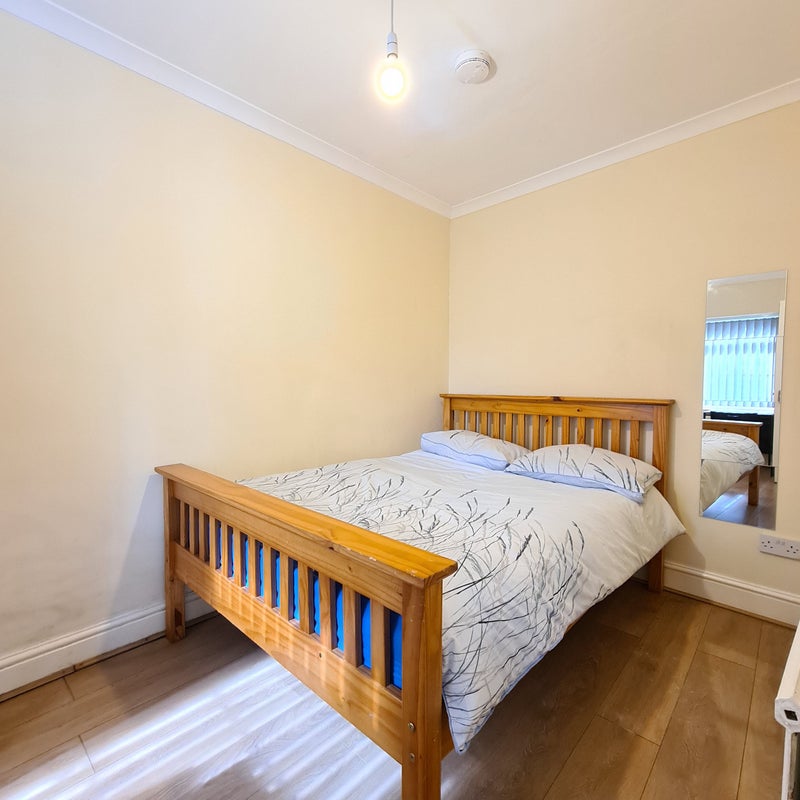 'Room in Hanger Lane/Park Royal' Room to Rent from SpareRoom