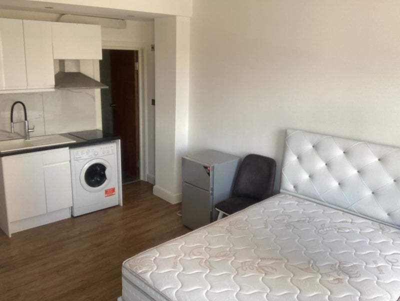 'Bright Studio Flat with balcony Broadway Market E8' Room to Rent from