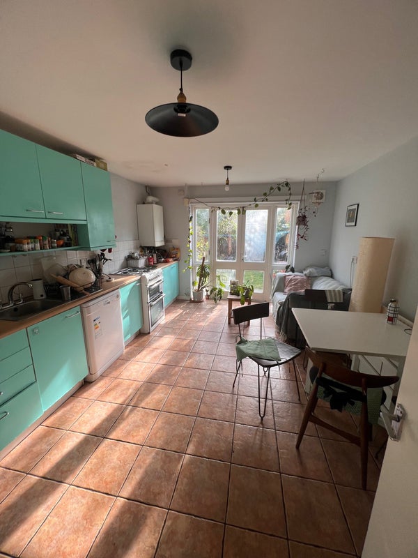 Photo 1: Kitchen/Living room