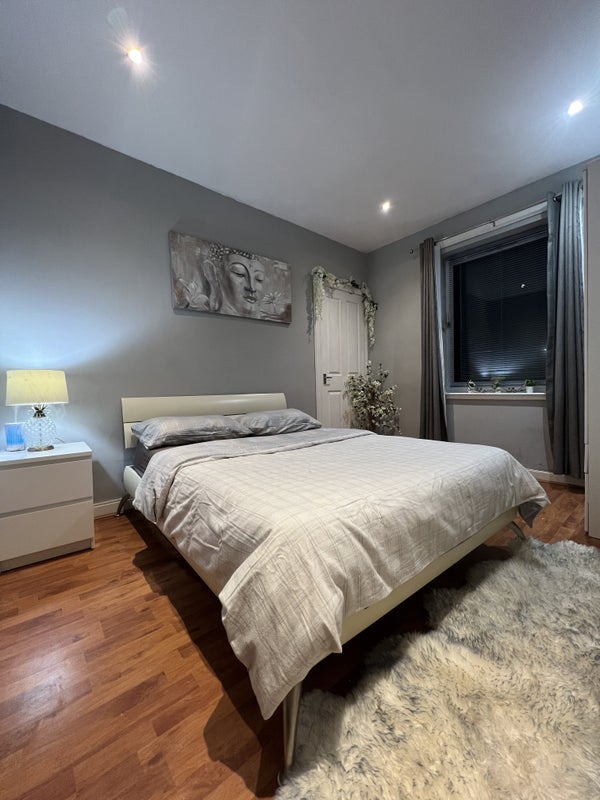 Photo 4: Room 1
