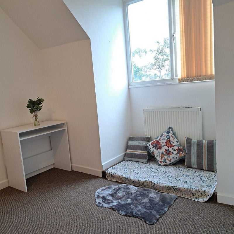 Photo 1: Small cosy place to sit and relax