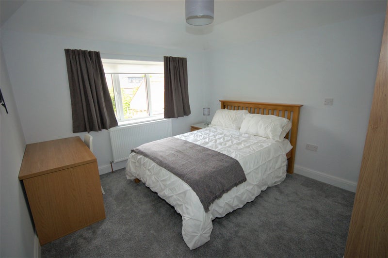 Photo 1: Large double ensuite