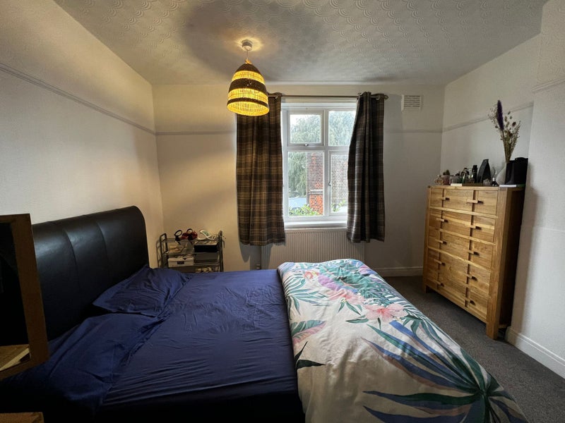 'Large room in Wanstead available now' Room to Rent from SpareRoom