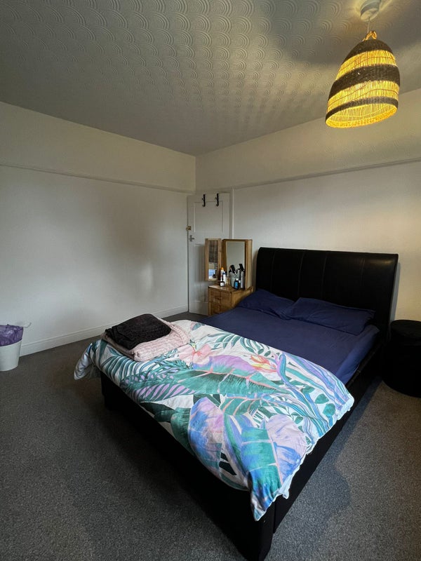 'Large room in Wanstead available now' Room to Rent from SpareRoom