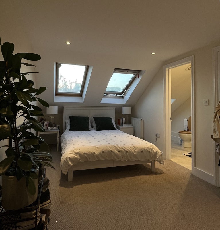 Photo 1: The bedroom/en-suite