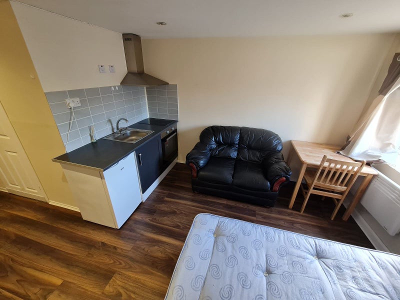 'DSS SelfContained Studio Flat Upminster Thurrock' Room to Rent from