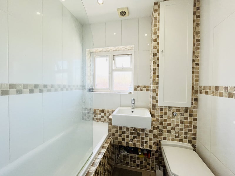 '1 double bed in South Ruislip available 1/12/23' Room to Rent from