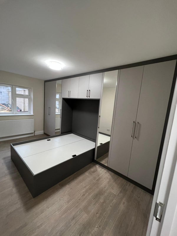 'Large Double Bedroom, Professionals chaplin road' Room to Rent from