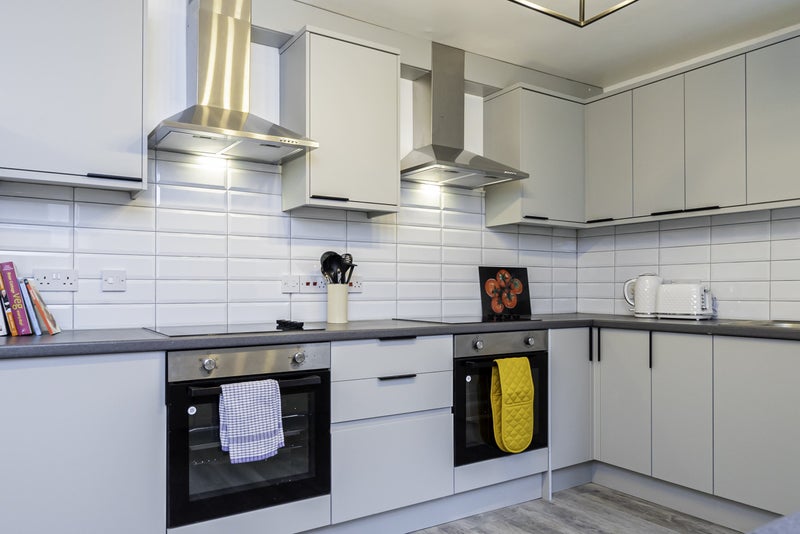 Photo 11: Kitchen 