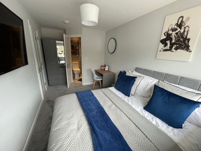 'Professional House Share ' Room to Rent from SpareRoom