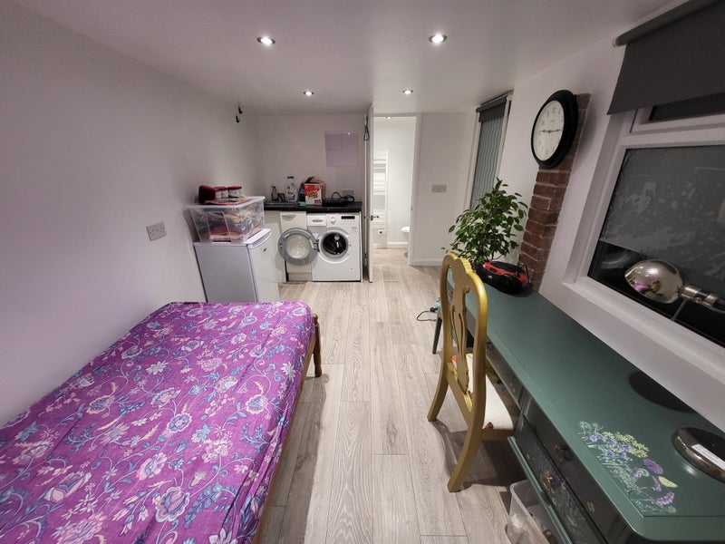 'Studio to Let' Room to Rent from SpareRoom