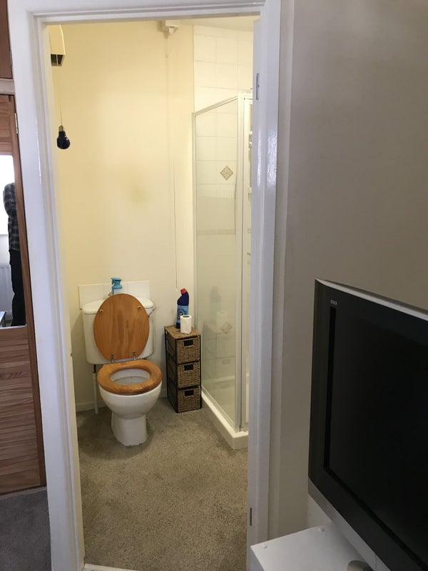 'Double En suite room near Hamworthy Park.' Room to Rent from SpareRoom