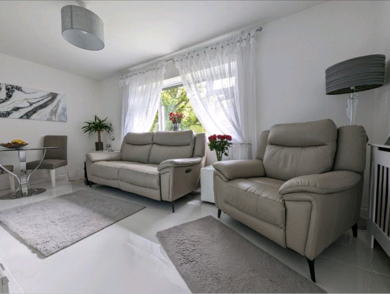 Photo 1: Shared front room 