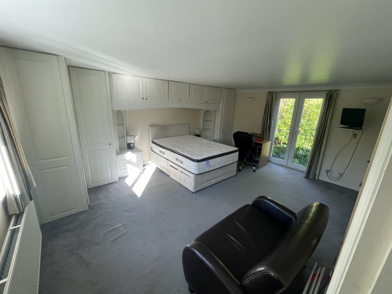 'HUGE Double Bedroom Close to Frimley Park Hospital' Room to Rent from