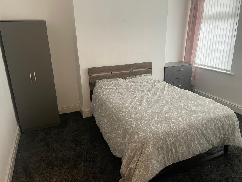 Photo 4: Room 2 