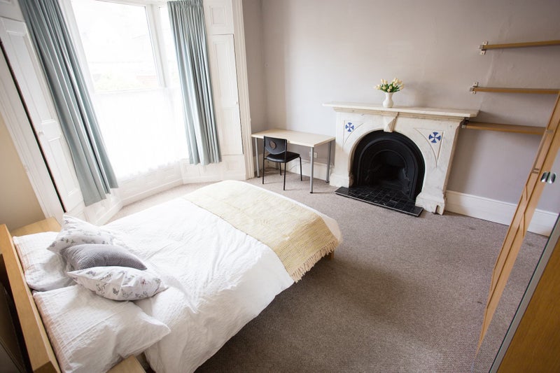 Photo 1: Room available - Now with TV 