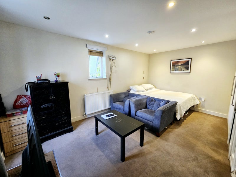 “Fantastic Studio Flat in Hammersmith Zone 2” from SPARE ROOM.co.uk