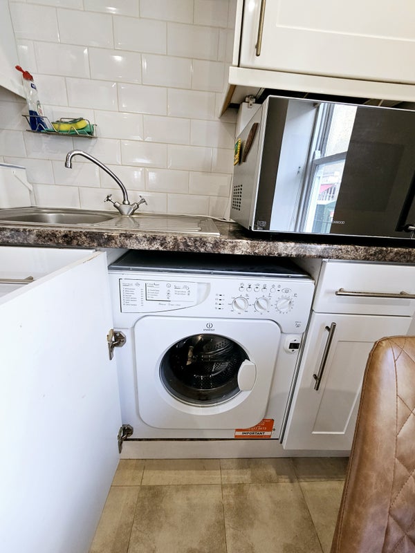 “Fantastic Studio Flat in Hammersmith Zone 2” from SPARE ROOM.co.uk