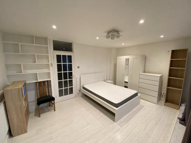 Photo 1: Room Avaialable