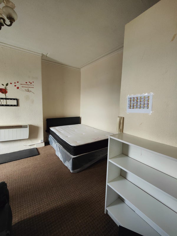 ' Flat 4 171 Hyde Park RoadAV JULY 2024' Room to Rent from SpareRoom