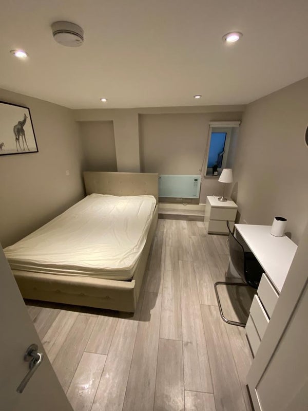'Cosy and clean ensuite bedroom in Finchley road' Room to Rent from SpareRoom