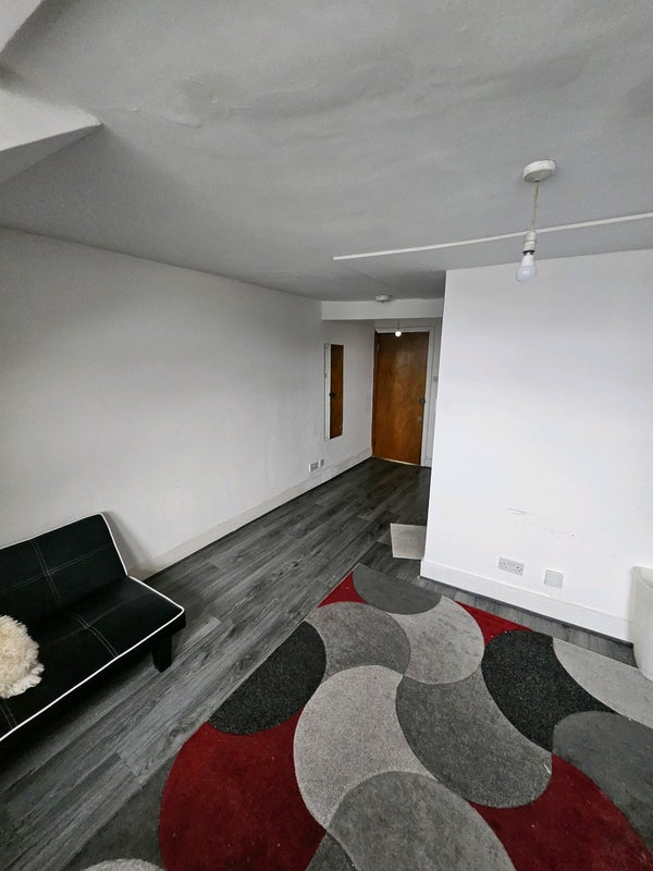 'Large 1 bedroom flat, 5 minute walk to balham stn' Room to Rent from SpareRoom