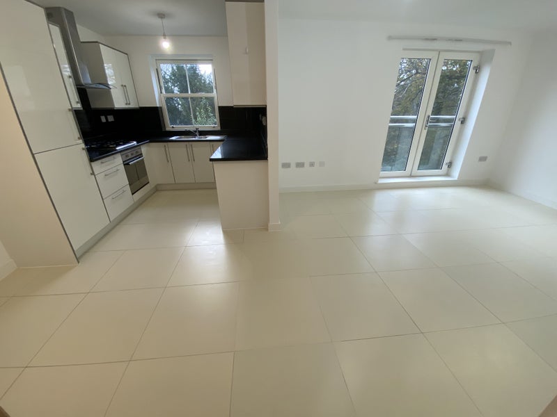 'Beautiful flat in Godalming Surrey' Room to Rent from SpareRoom